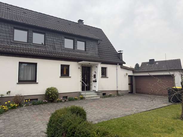 Geräumiges Doppelhaus mit 2 Wohneinheiten in Attendorn in 57439 ATTENDORN von Hundem-Lenne-Immobilien GmbH
